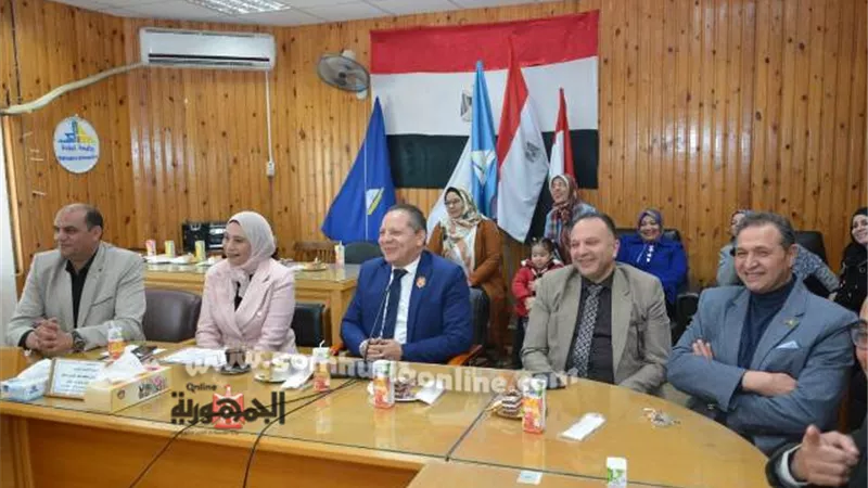 رئيس جامعة دمياط يكرم عدد من الإداريين بكلية التربية