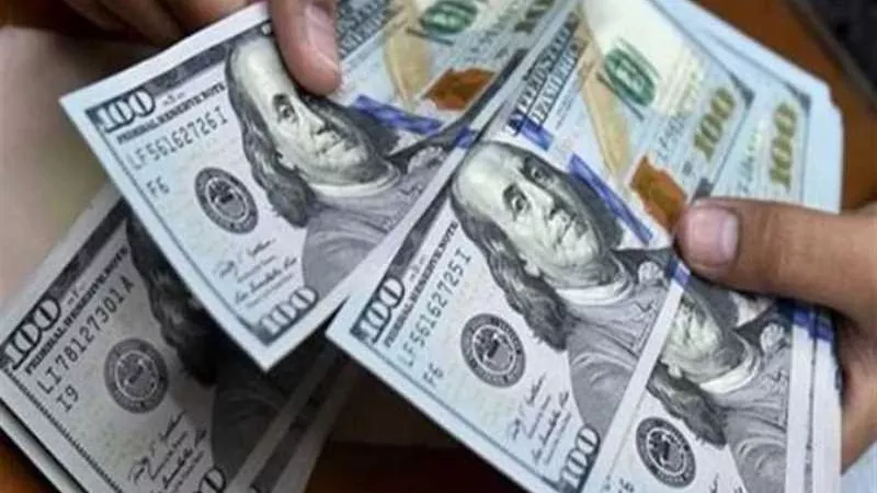 الدولار ينحني بعد مسيرة صعود قوية مدعومة بتقرير الوظائف