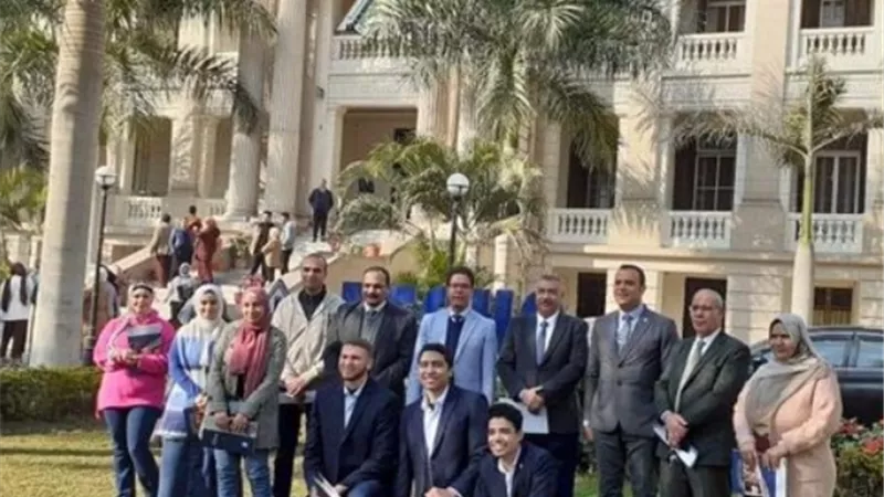 رئيس جامعة بنها يكرم الطلاب المتميزين فى الأنشطة الطلابية
