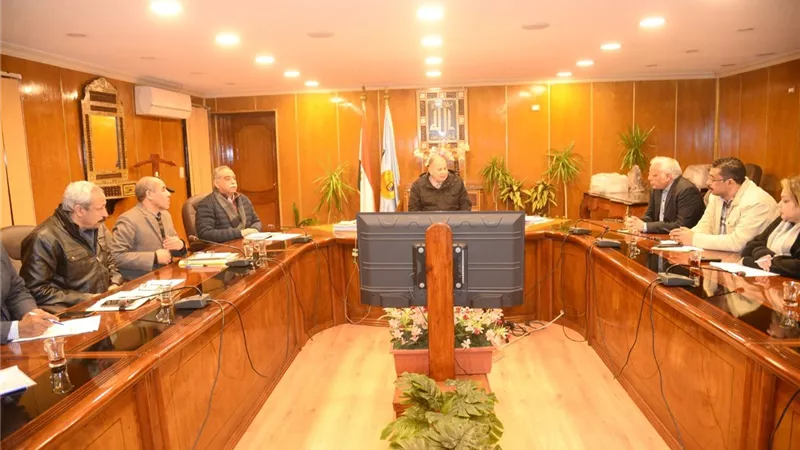 محافظ أسيوط يتابع مشروعات الرصف بالخطة الاستثمارية بالمراكز والأحياء