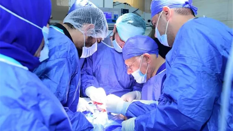 رئيس جامعة سوهاج يجري عملية جراحية دقيقة لطفلة مصابة بشلل ولادي