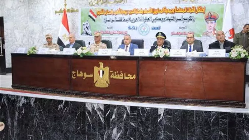 محافظ سوهاج ومدير جمعية المحاربين القدماء يكرمان أسر الشهداء