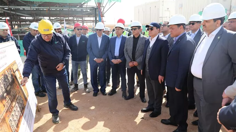 وزير البترول يتفقد توسعات محطة ضواغط غاز دهشور