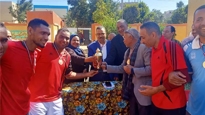 جزيرة مطيرة يفوز بكأس بطولة كرة القدم لتعليم قوص
