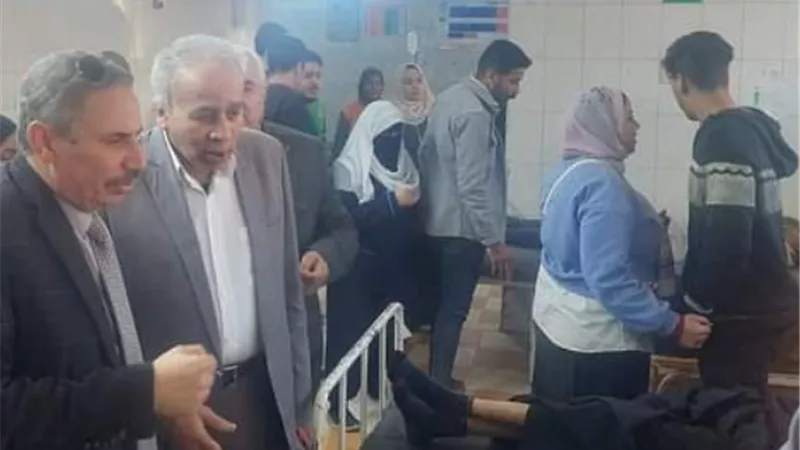 رئيس مركز ابوقرقاص يطمئن على مصابي حادث الطريق الزراعى