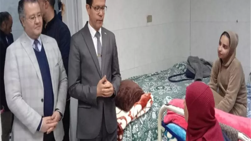 رئيس جامعة بنها يزور مرضى من الأشقاء الفلسطينيين بمستشفى بنها الجامعي