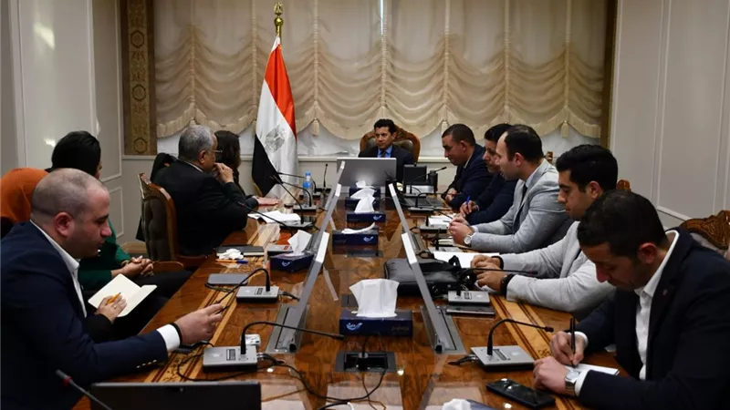 وزير الشباب يناقش آليات الإدارة الإقتصادية لمشروعات الوزارة