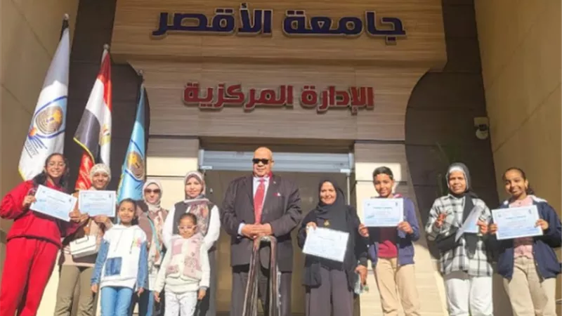 رئيس جامعة الأقصر يكرم المشاركين فى برنامج جامعة الطفل