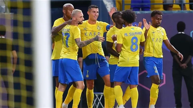 رونالدو يضيع هدفا مؤكدا للنصر أمام الهلال - فيديو
