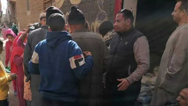 رئيس مطاي يتفقد منافذ بيع المواد الغذائية وتوزيع ١٠٠٠ شنطة