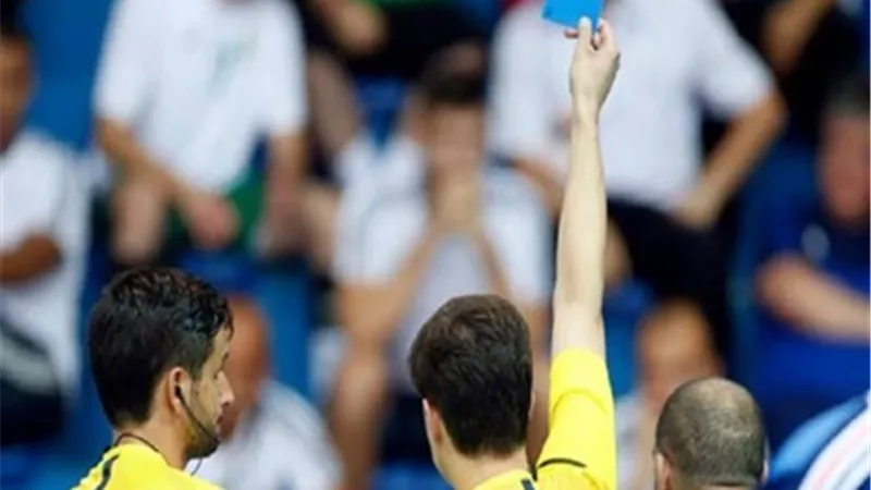 الكارت الأزرق يظهر في ملاعب كرة القدم