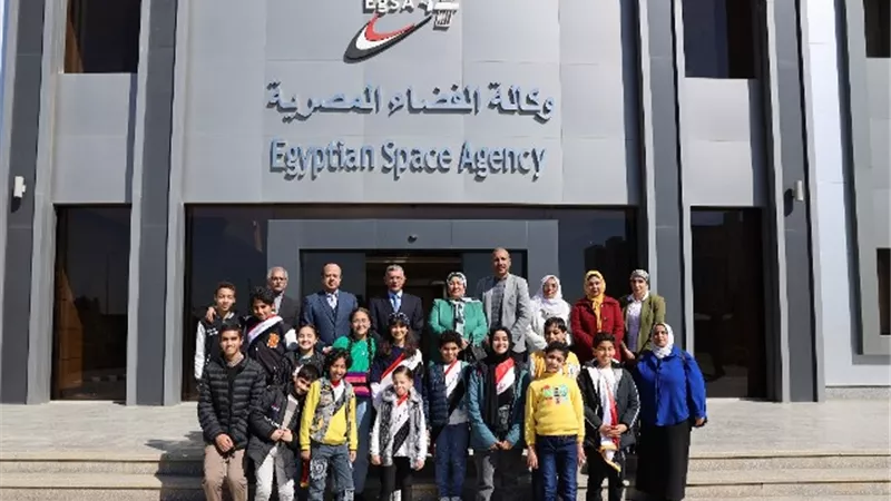 صدقى يعلن أسباب زيارة أوائل المدارس لوكالة الفضاء المصرية بالصور