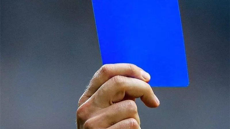 فيفا يحسم الجدل بشأن اشهار البطاقة الزرقاء فى الملاعب