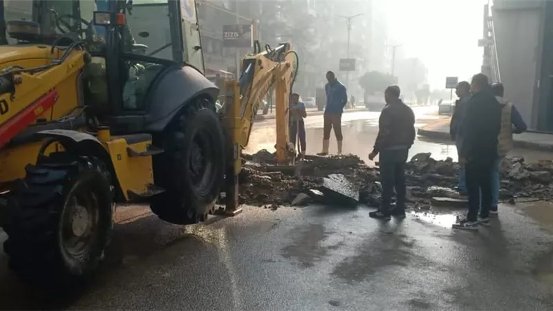 محافظ الجيزة يتفقد إصلاح كسر خط مياه شرب بالمهندسين..صور