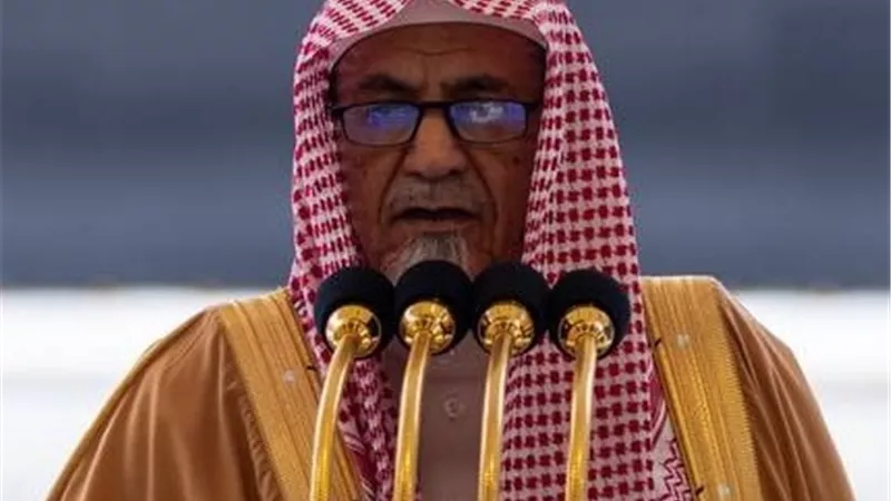 خطيب المسجد الحرام : للإعلام دور عظيم في ترسيخ مكانة المعلم