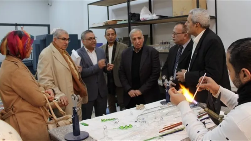 تفاصيل زيارة وفد نقابة المصممين للفنون التطبيقية بالجامعة المصرية الروسية.. صور