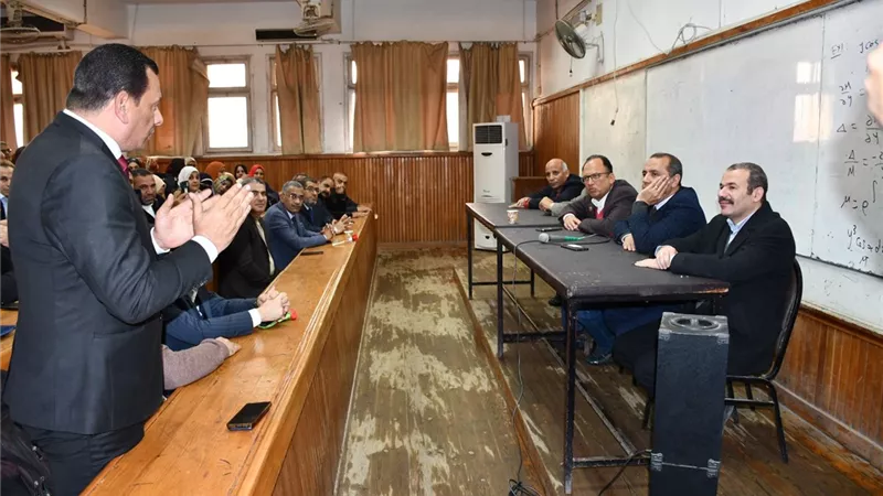 رئيس جامعة حلوان يفتتح مدرج 305 بكلية التكنولوجيا والتعليم