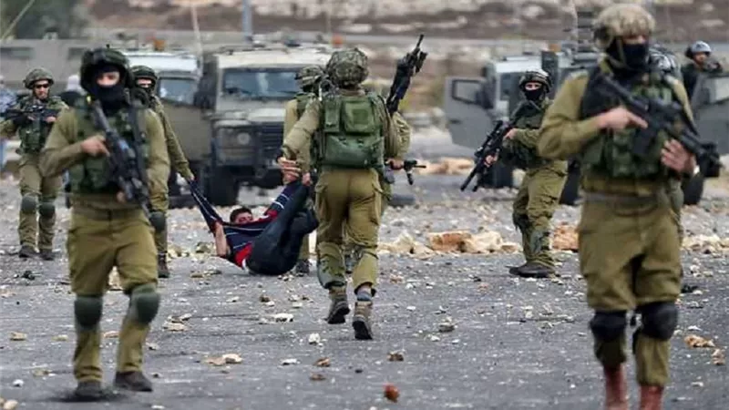 الاحتلال يعتقل 14 فلسطينيا ويغلق مداخل 