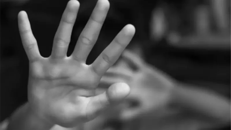 ربة منزل تعذب نجل شقيقها حتى الموت