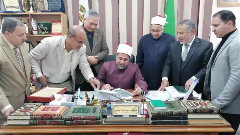 رئيس أزهر الشرقية يتسلم نتيجة الشهادتين الإعدادية والابتدائية