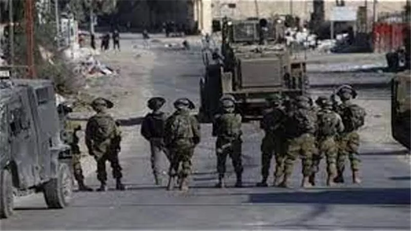 الاحتلال يعتقل 14 فلسطينيا ويغلق مداخل 