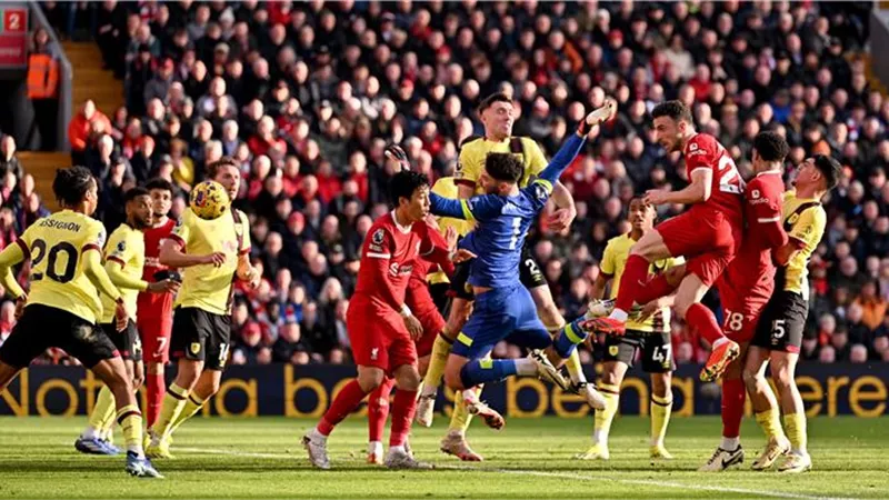 ليفربول يستعيد صدارة الدوري الإنجليزي بالفوز علي بيرنلي بثلاثية