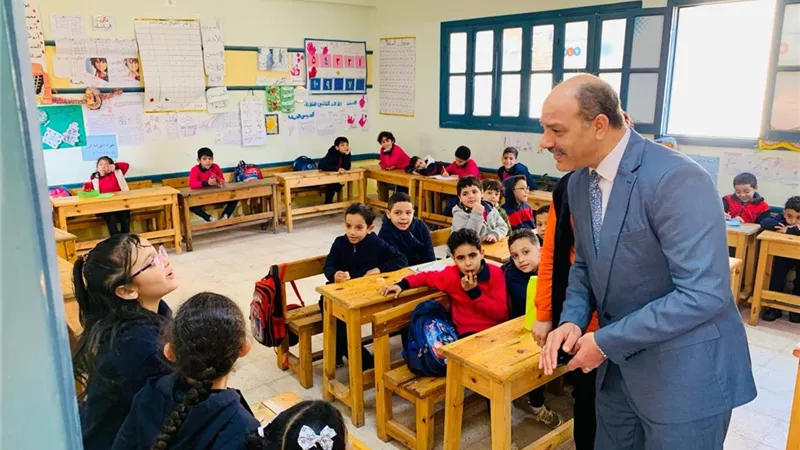مدير تعليم الاسكندريه يتابع انتظام الدراسه فى التيرم الثانى