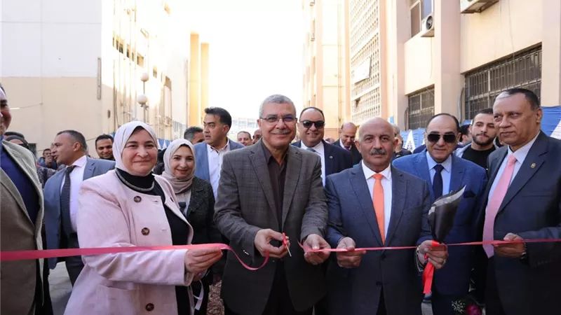 رئيس جامعة الزقازيق يفتتح معرض التسوق الخيرى