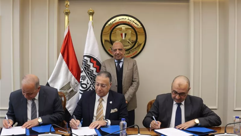 وزير قطاع الأعمال يشهد توقيع عقد إنشاء مصنع لإنتاج الكلور ومشتقاته