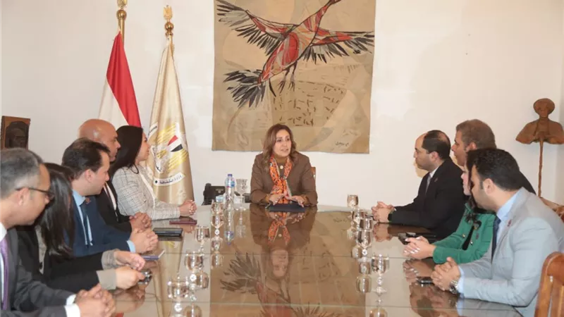 وزيرة الثقافة تلتقي وفدًا من تنسيقية شباب الأحزاب والسياسيين
