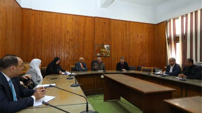 رئيس جامعة الزقازيق يناقش تقاريرالأداء الربع سنوى