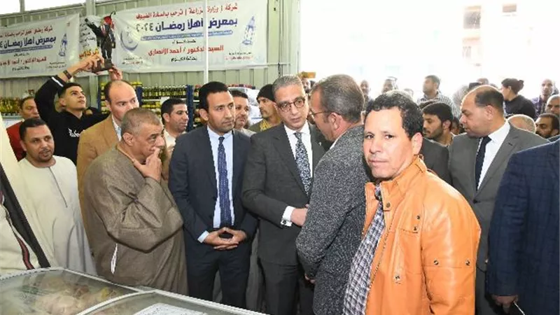 محافظ الفيوم يفتتح معرض 