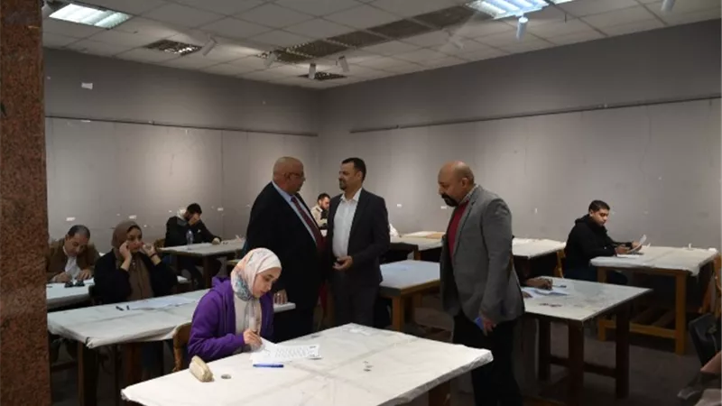 رئيس جامعة الأقصر يتابع إمتحانات الدراسات العليا بالفنون الجميلة