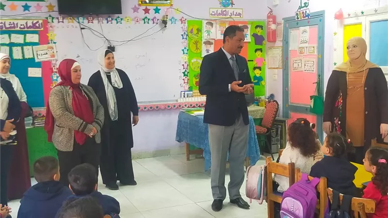 مدير تعليم الجيزة يوجه بمتابعة تسليم الكتب للفصل الدراسى الثاني