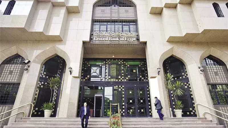 تفاصيل قرارات البنك المركزي بشأن استخدام البطاقات الائتمانية بالخارج