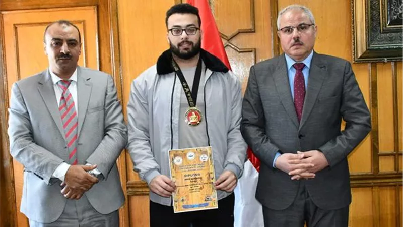 رئيس جامعة القناة يكرم طالب الهندسة بطل العالم في القوة البدنية