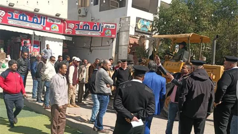 جهاز بدر يشن حملة إزالات ويحرر 50 محضر بالتعاون مع شرطة التعمير