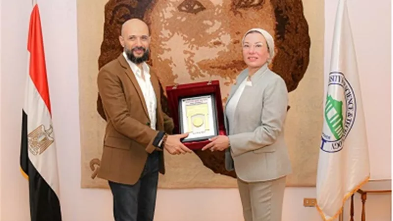تكريم وزيرة البيئة على جهودها الدؤوبة ودعمها للمرأة المصرية