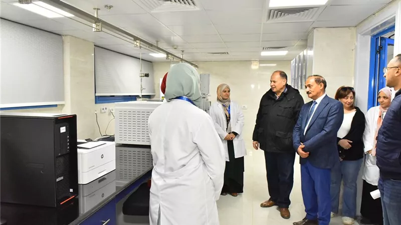 محافظ أسيوط يتفقد المعمل المركزي لمياه الشرب
