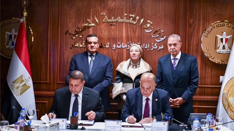 وزيرة البيئة تشهد توقيع عقد جمع المخلفات بشبرا والخصوص