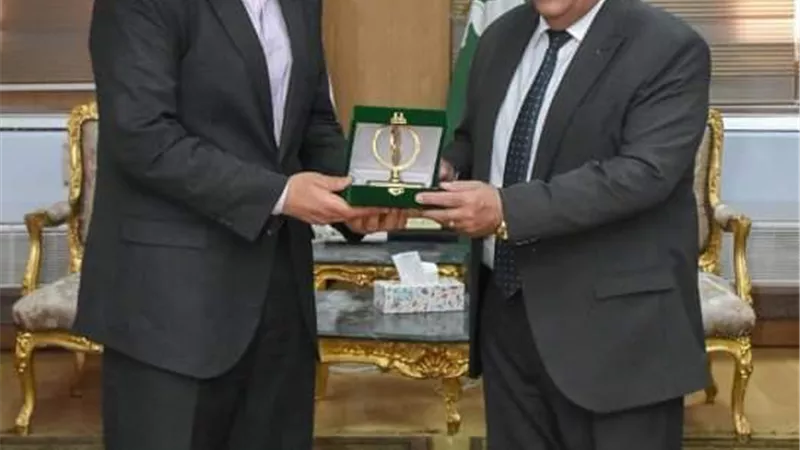 محافظ الشرقية يُكرم وكيل وزارة الرى