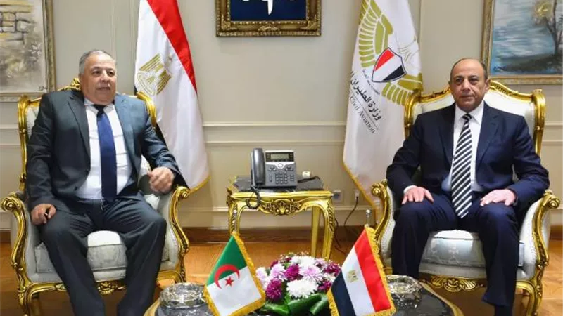 حلمي يبحث مع السفير الجزائرى تعزيز سبل التعاون فى مجال الطيران