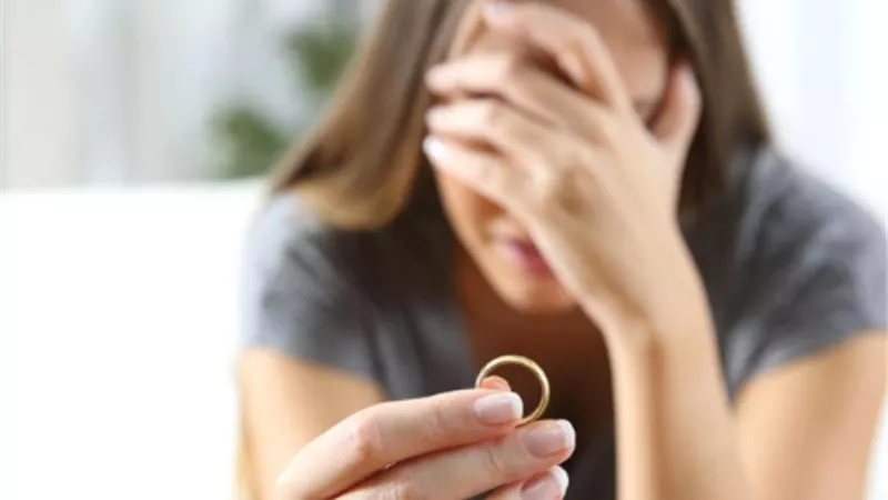 زوجة فى دعوى خلع: بشتغل عشان أعالج أبنى المريض وهو بيخونى