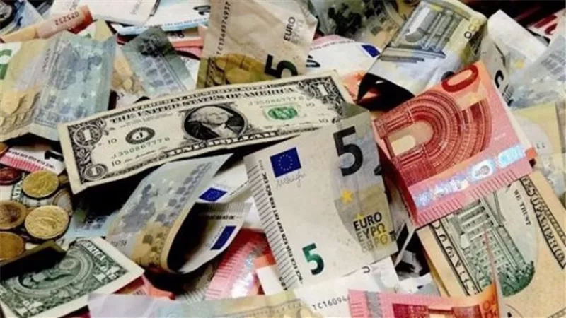 استقرار الدولار وتباين 