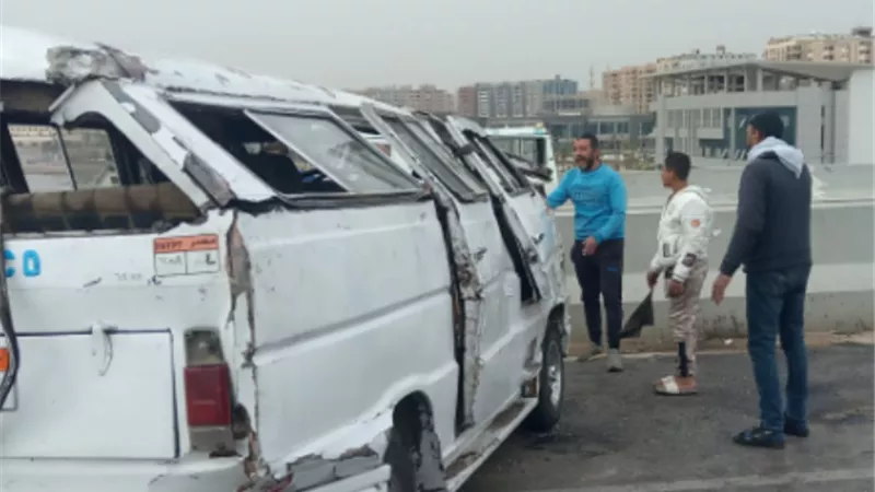 وقوع تصادم بين سيارتين يوقف حركة المرور أعلى كوبرى السيدة عائشة