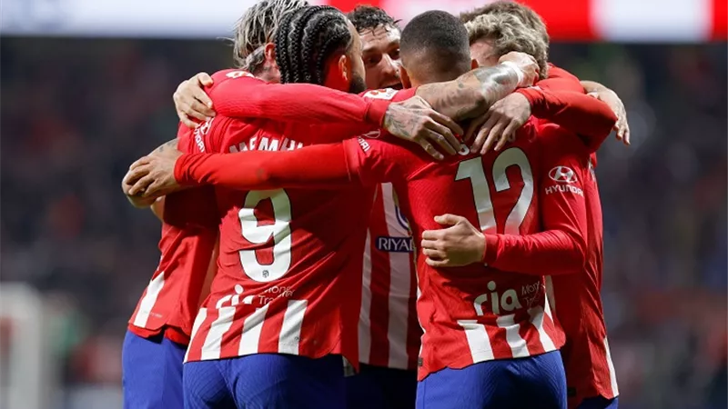برشلونة يخطط لصفقة مجانية بالتعاقد مع مدافع أتلتيكو مدريد