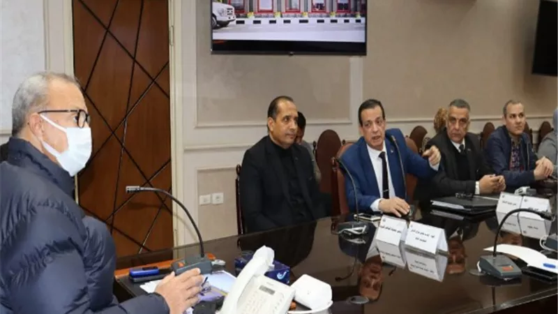 الهجان يناقش استكمال مشروع إنشاء سوق حضاري ومواقف سيارات بمدينتي القناطر وكفر شكر
