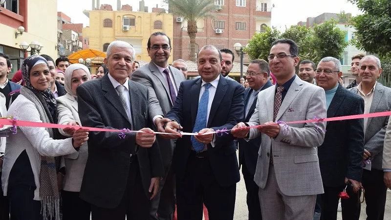 رئيس جامعة بني سويف يفتتح معرض لمستحضرات التجميل بكلية الصيدلة