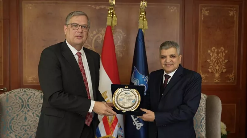 الفريق أسامة ربيع يبحث التعاون مع السفير الهولندي