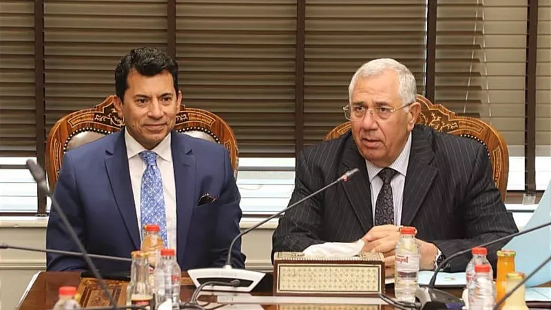 وزيرا الرياضة والزراعة يبحثان حل قضايا نادي سموحه قانونياً